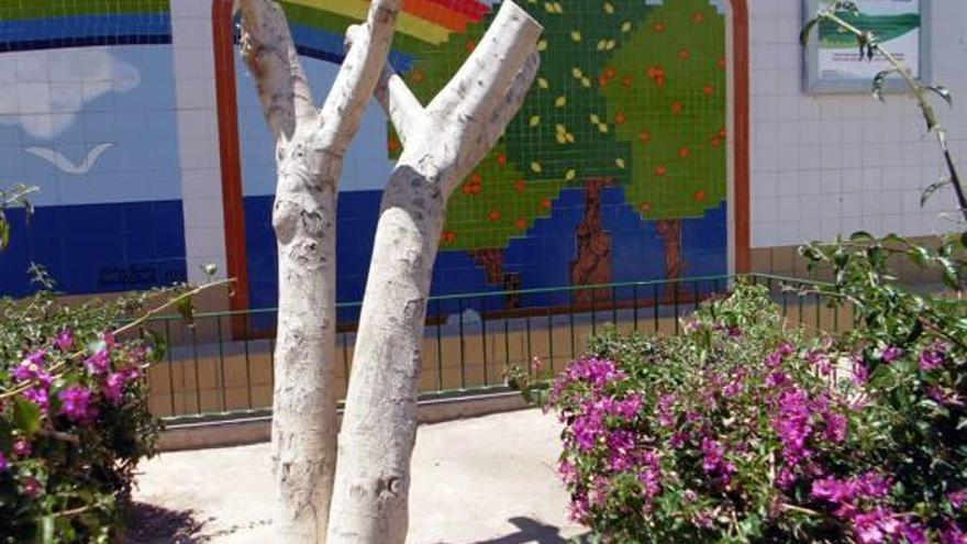 Liberan en Calp a un niño tras quedar atrapado en un árbol