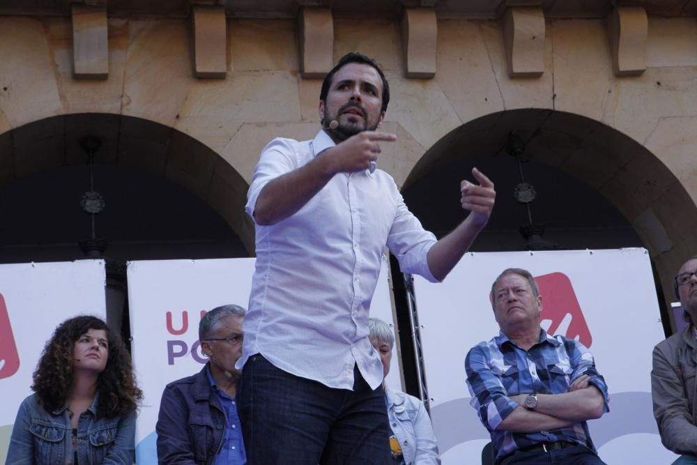 Alberto Garzón en un mitin de Unidos Podemos en la Plaza Mayor de Gijón