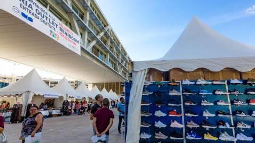 Varios negocios de Benidorm con sus estands en la Feria Outlet que se celebra este fin de semana.