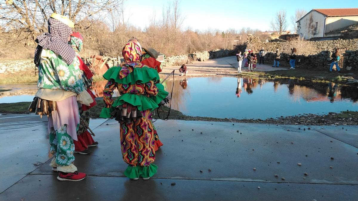 La cencerrada de Villanueva de Valrojo desafía al frío La cencerrada de Villanueva de Valrojo desafía al frío