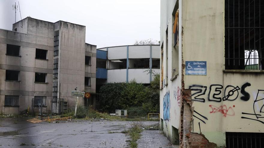 Las máquinas volverán en un mes al viejo HUCA de Oviedo para completar los derribos en mayo