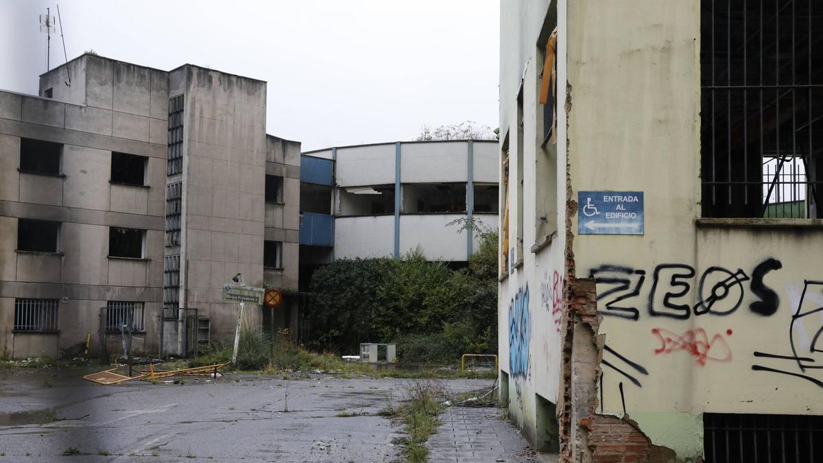 VÍDEO: La Universidad valla el antiguo edificio de Silicosis, del viejo HUCA, para evitar más robos en el saqueado inmueble que acogerá la facultad de Ciencias