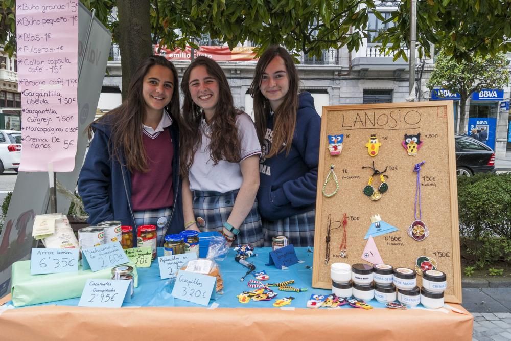 Mercadillo de escolares en el Paseo de Los Álamos de Oviedo