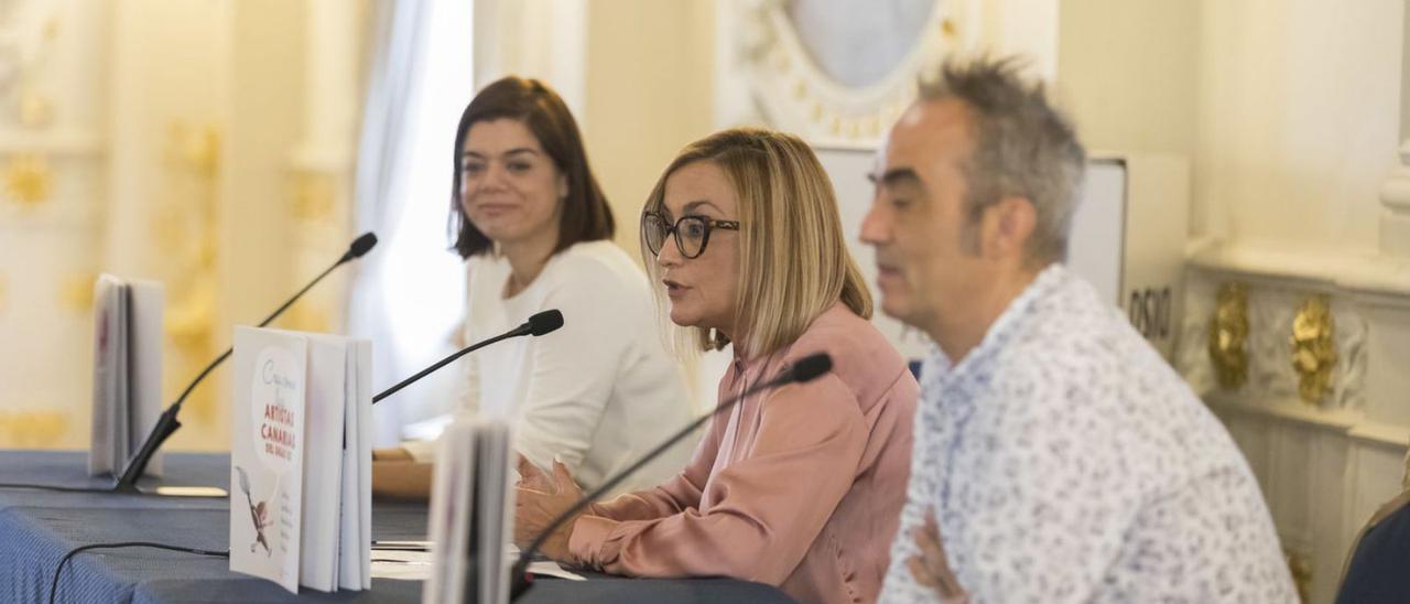 De atrás hacia delante, Sara Mateos, Cynthia Viera y Pablo San José, ayer, en el Gabinete Literario. | | LP/DLP