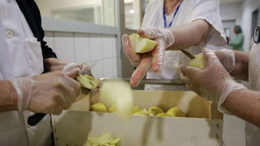 Trabajadoras de la cocina del HUCA, pelando manzanzas.