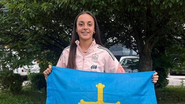 Paula Redruello, con la bandera de Asturias en Sarajevo.