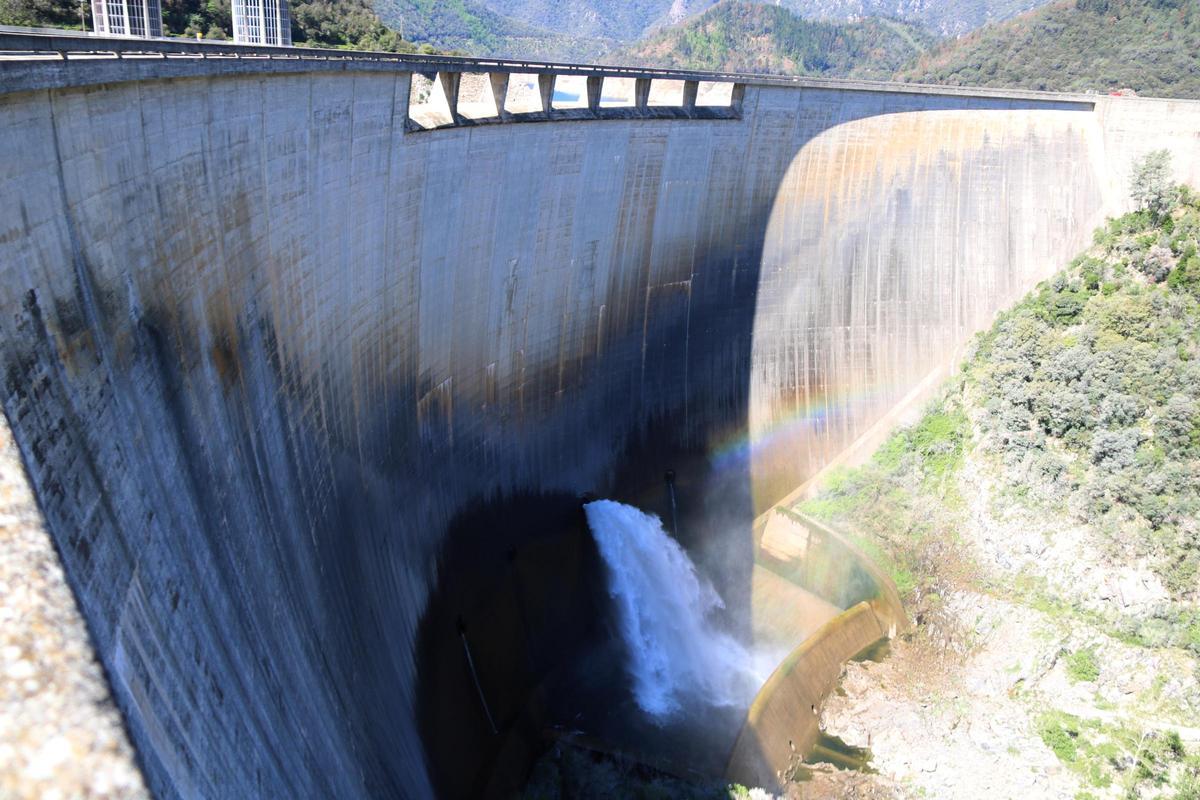El pantà de Susqueda, en una imatge d'arxiu, mentre desembassa aigua.
