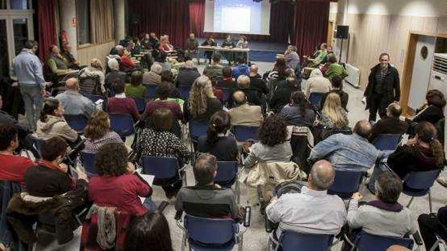 El cabeza de lista de Alacant en Comú, Miguel Ángel Pavón, en una asamblea reciente.