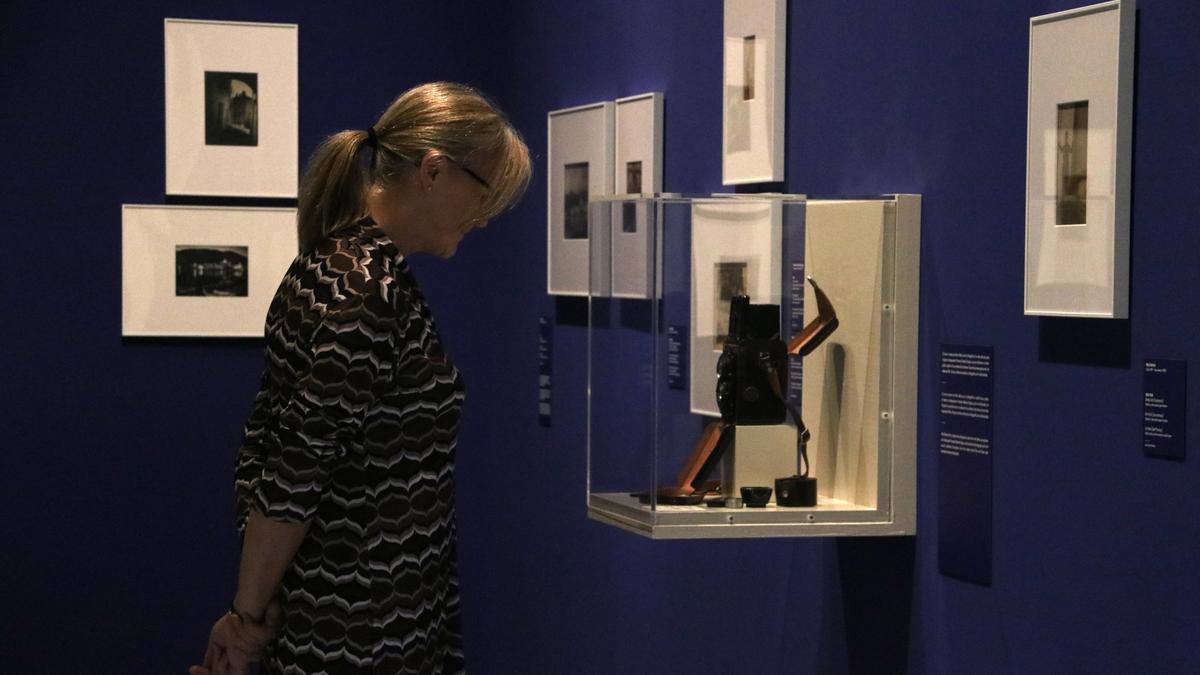 Una dona observa una càmera de Mey Rahola a l&#039;exposició temporal que li dedica el MNAC