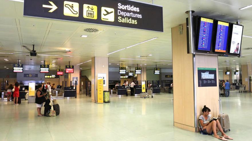 Pasajeros en el aeropuerto de Ibiza.