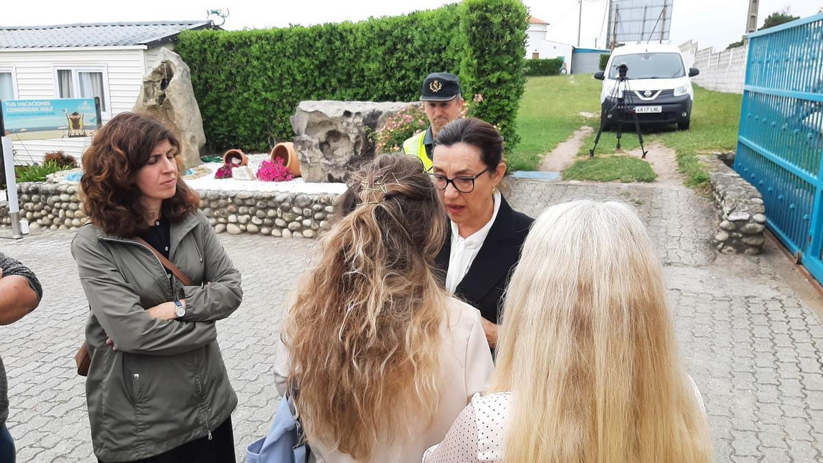 Maica Larriba, subdelegada del Gobierno en Pontevedra, habla con personas cercanas a la víctima en el acto de repulsa por el crimen machista de Oia