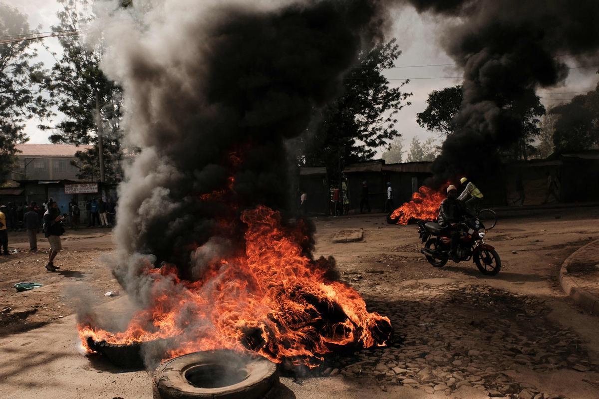 Protesta masiva convocada por el líder de la oposición Raila Odinga, afirma que le robaron las últimas elecciones presidenciales de Kenia y culpa al gobierno por el aumento del costo de vida en Nairobi.