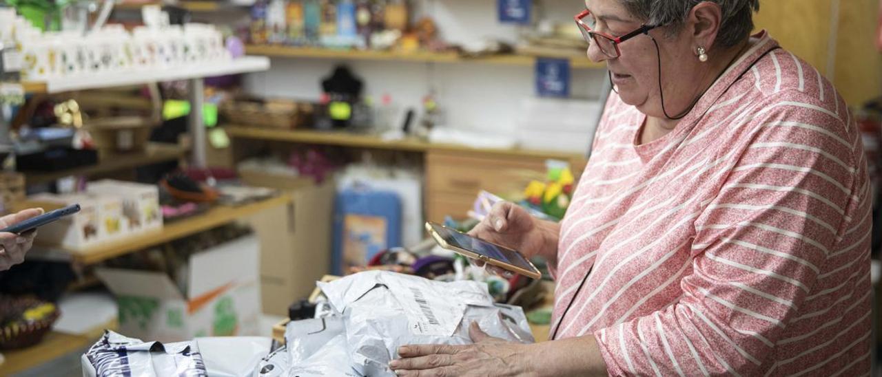 Reyes Sanagustín, la dueña de la tienda Kukaditas en Lloret de Mar, registrando la llegada de varios paquetes a su tienda.