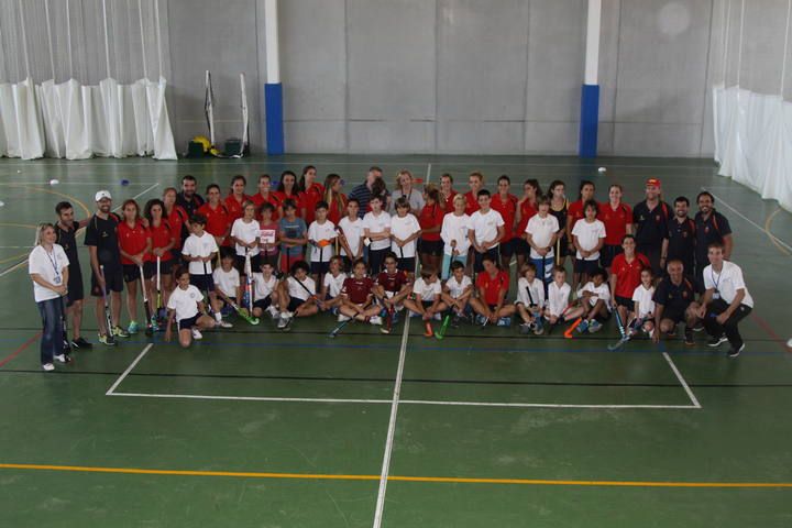 La selección española de hockey se entrena con alumnos del American School of Valencia de Puzol