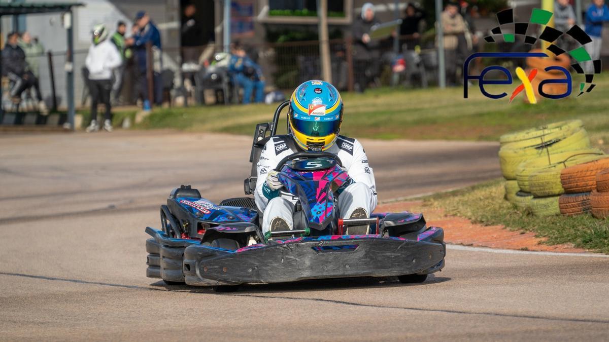 Uno de los pilotos sobre su kart durante la competición.