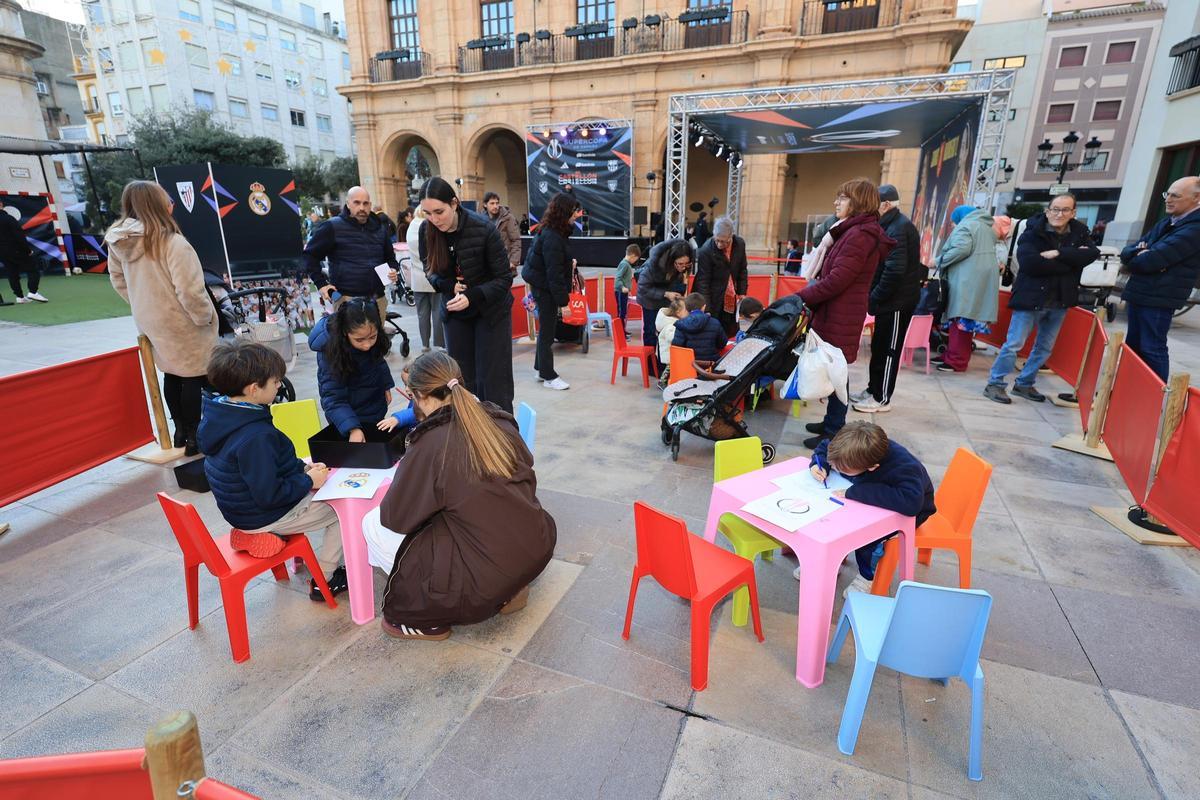 Galería | La final de la Supercopa ya se siente en la Fan Zone de la Plaza Mayor de Castelló