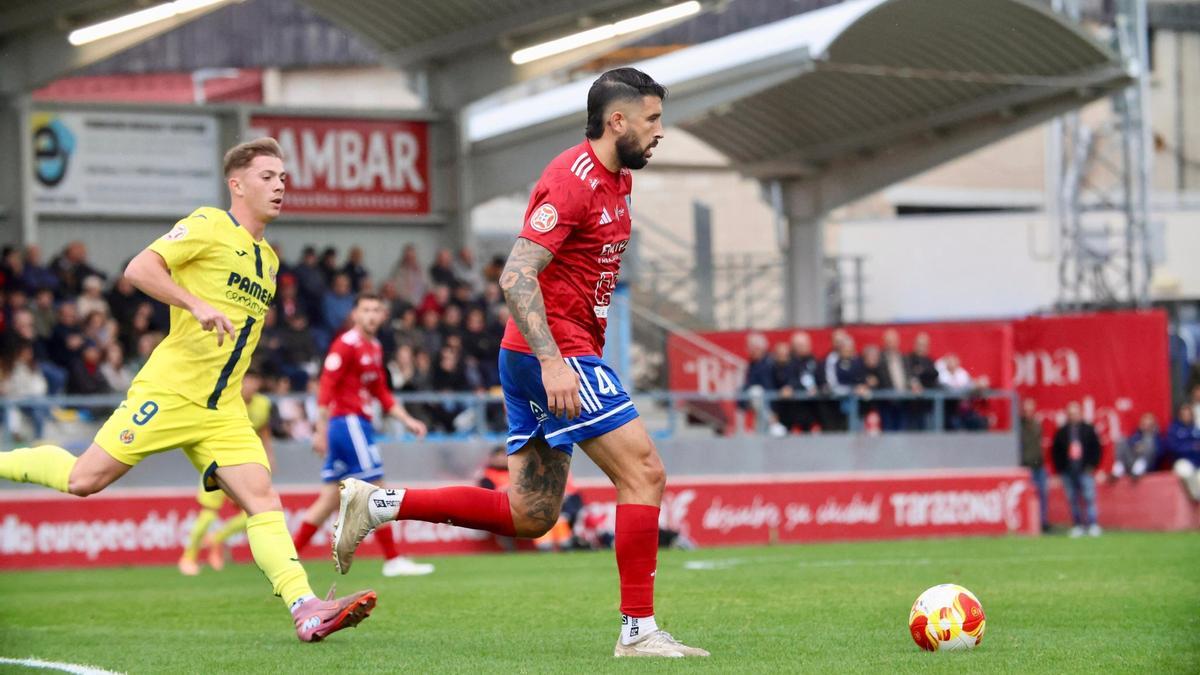 Marc Trilles, jugador del Tarazona, conduce el balón perseguido por Álex Rubio, del Villarreal.