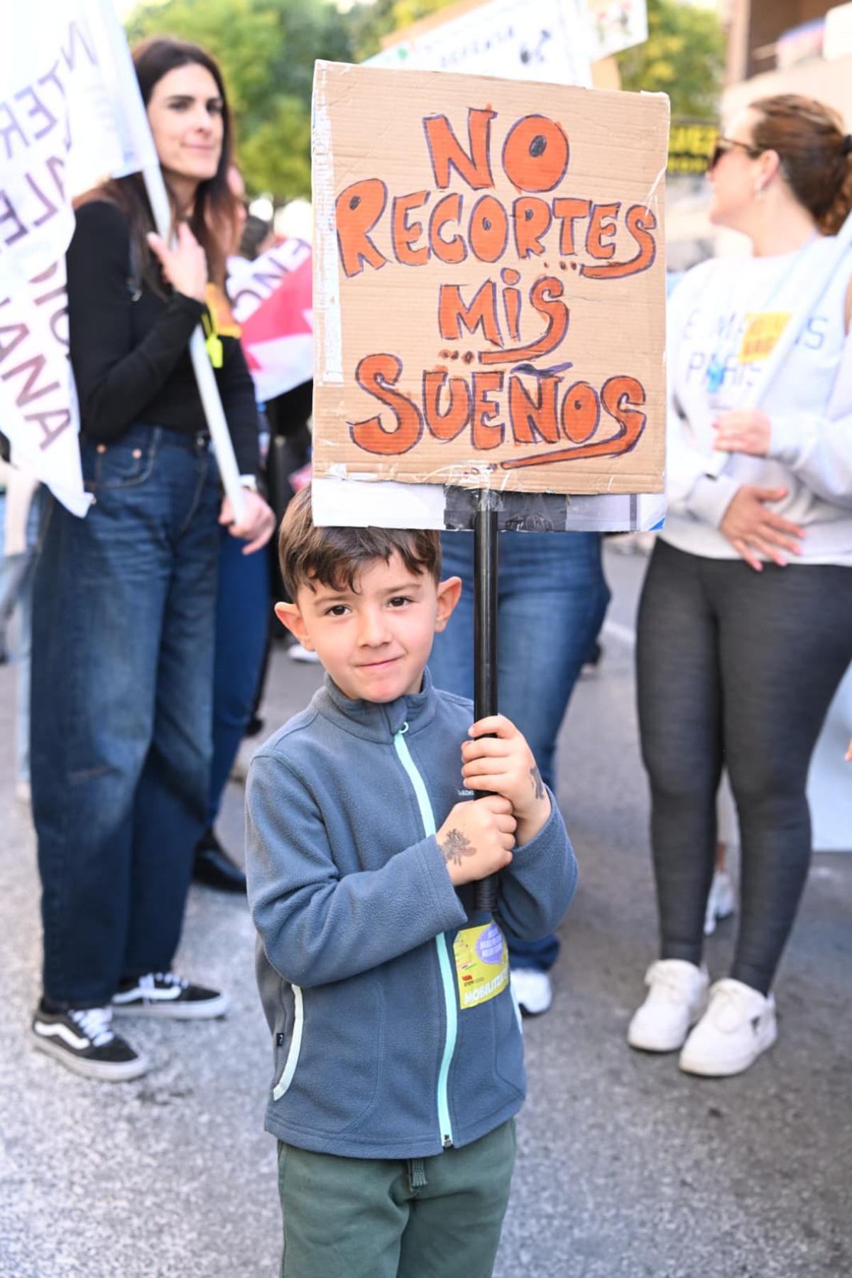 "Las maestras luchando también estamos enseñando", la educación pública se manifiesta en Elche