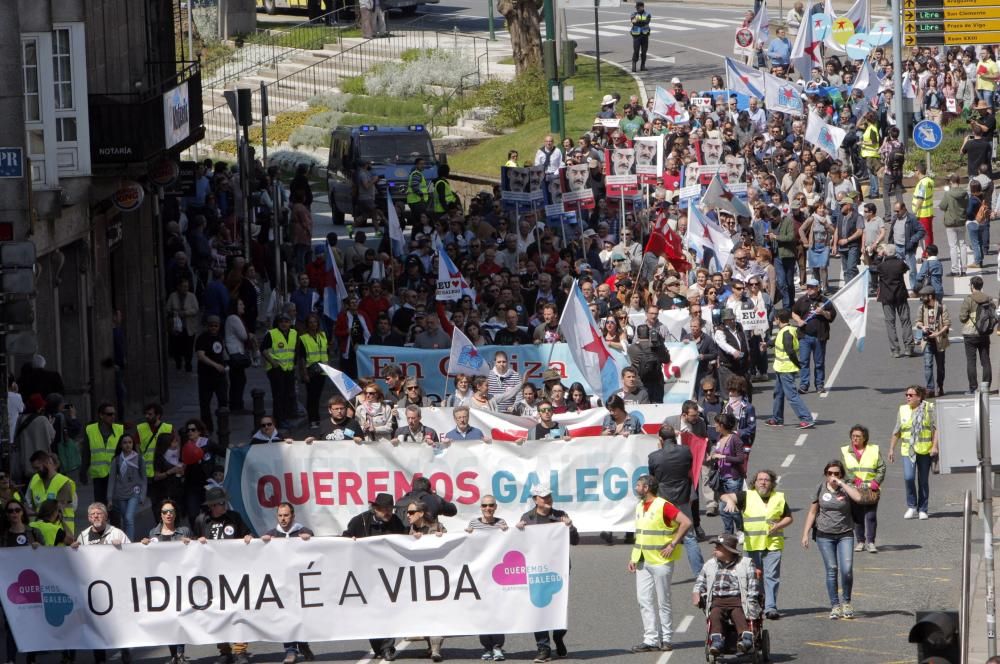 Miles de personas reivindican en Santiago su derecho a vivir en gallego