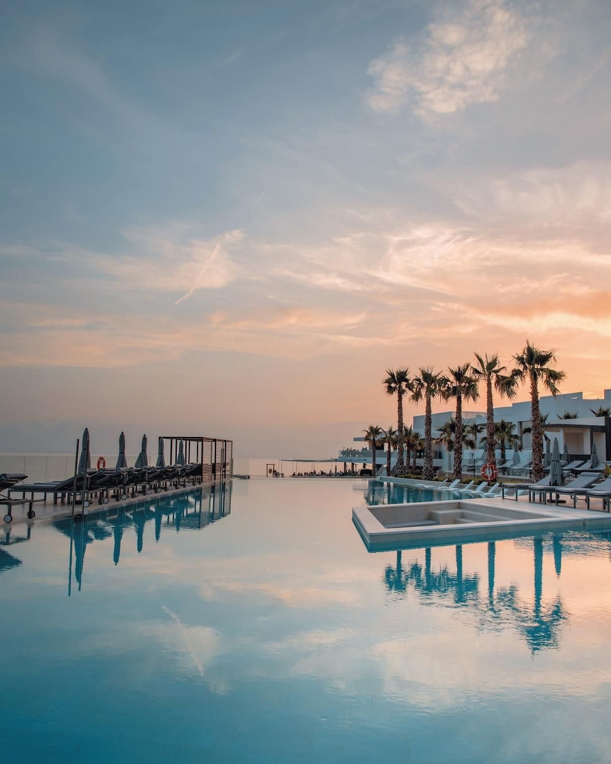 Atardecer desde la infinity pool de 7pines Resort Ibiza.
