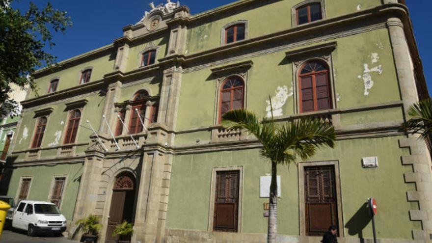 Detalle del edificio, ubicado en la plaza Ireneo González.