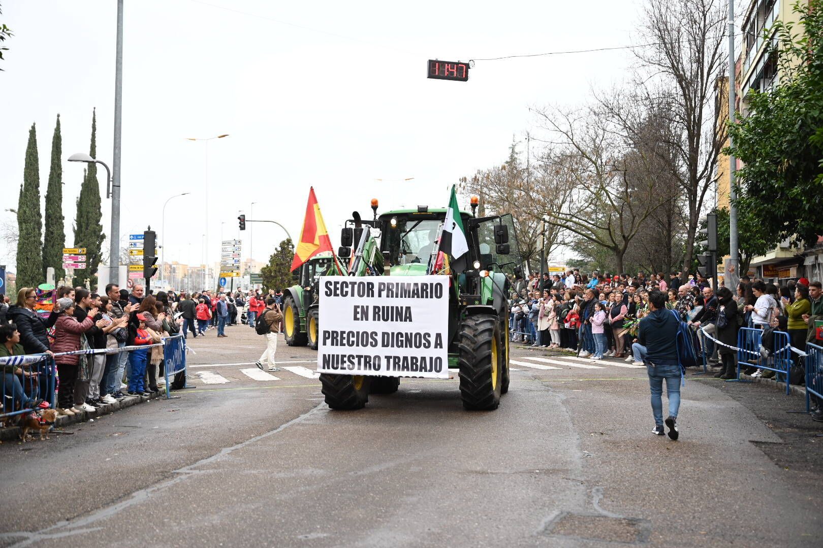 Galería | Los tractores abren el desfile de comparsas del Carnaval de Badajoz