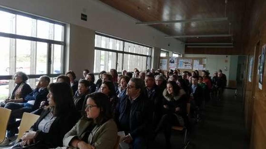 Reunión de personal médico con vecinos y colectivos. // FdV