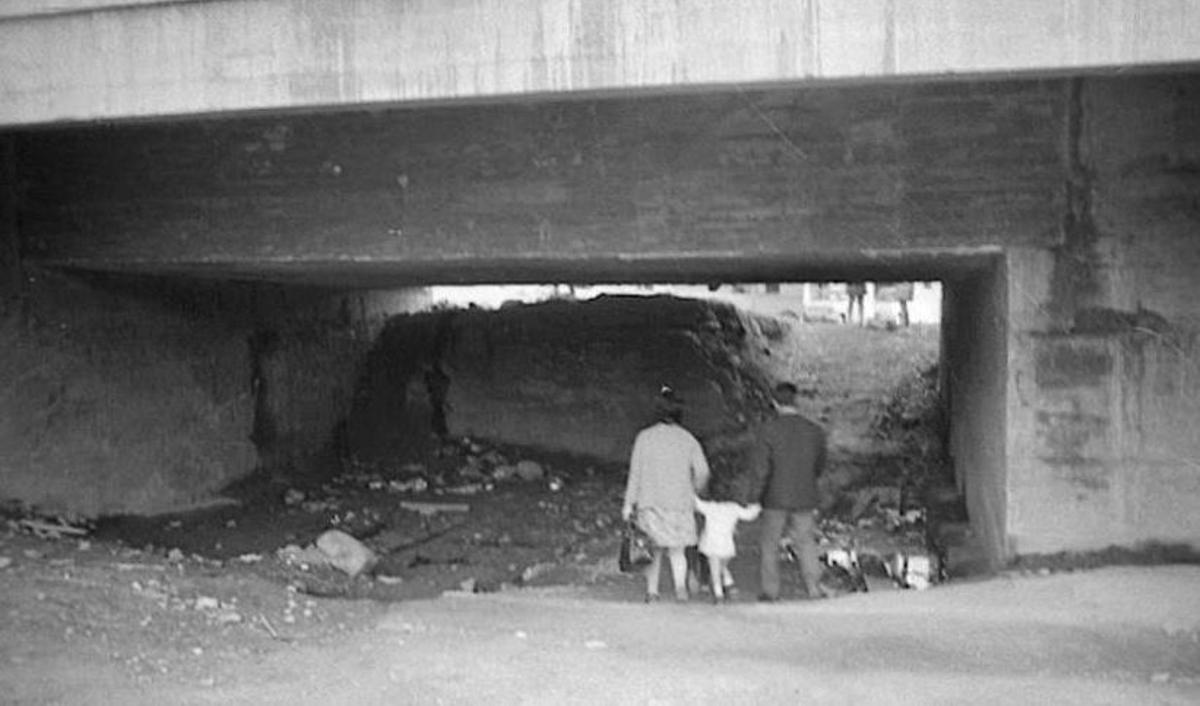 El pont que comunica amb el carrer de Camps i Fabrés de Manresa, a primers dels 70