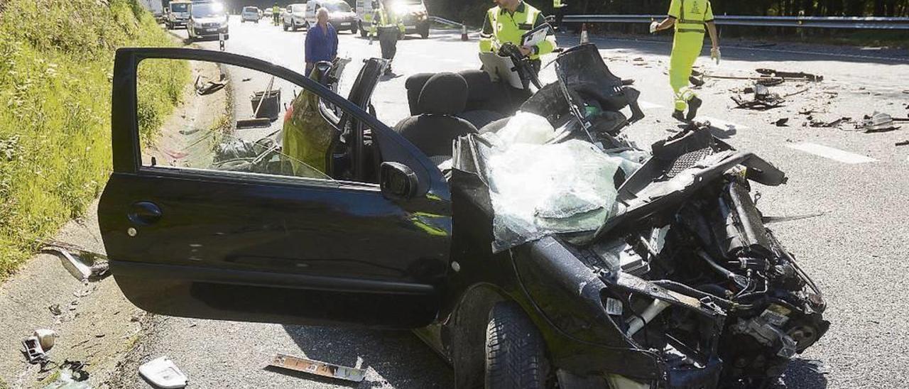 Estado en el que quedó un vehículo de uno de los accidentes mortales este año en Cerponzóns. // R. V.