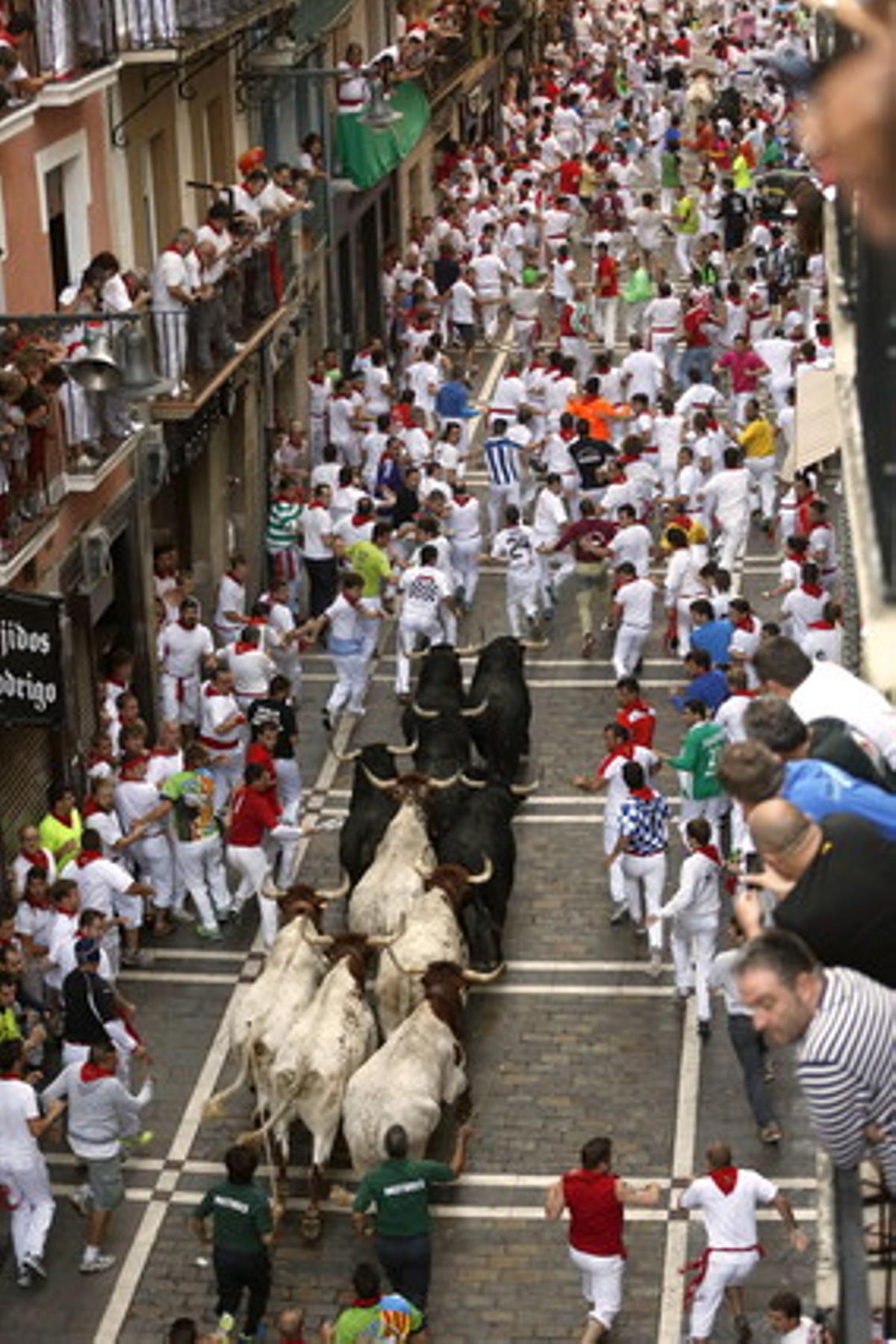 Els mossos corren pel carrer Estafeta.