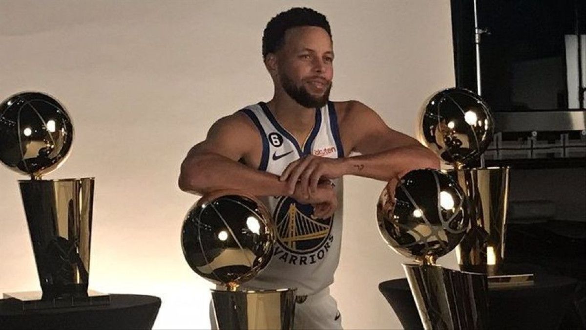 Stephen Curry posa junto a sus trofeos