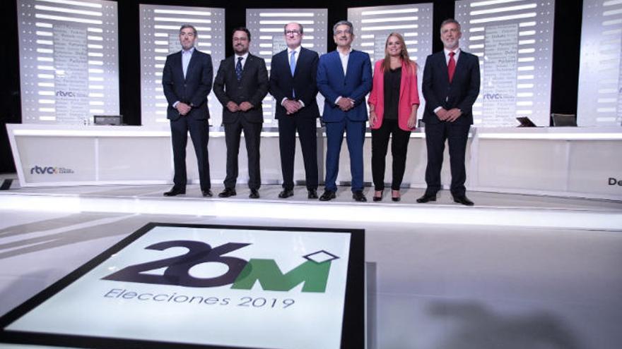 Los candidatos antes del debate de anoche posan con el administrador único de RTVC.