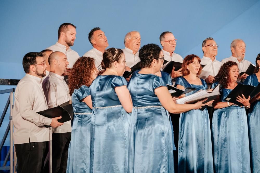 La participación de los coros locales protagonizó la gala de clausura del Certamen Internacional de Habaneras y Polifonía de Torrevieja