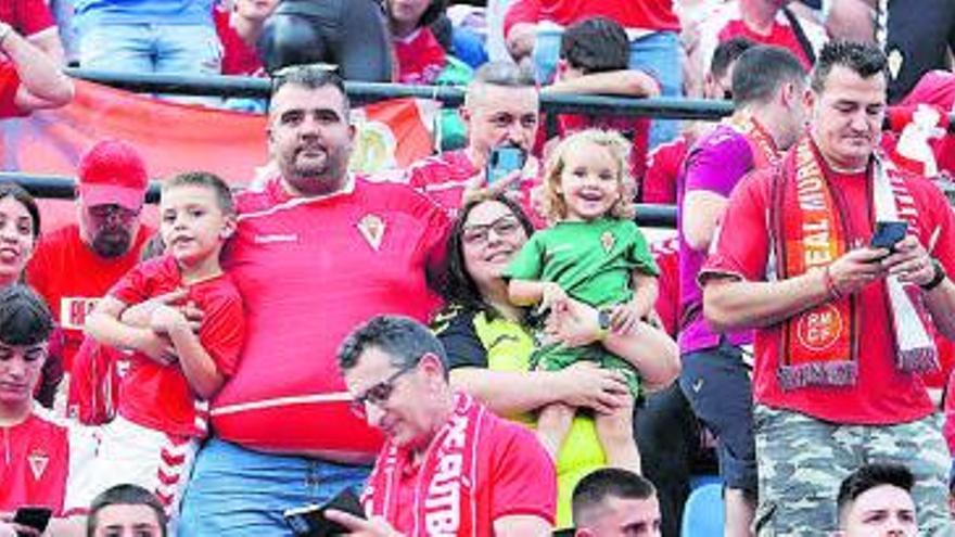 Una familia disfruta en el Rico Pérez del choque contra el Rayo Cantabria (1-0) en el que los granas lograron el pase a la final del ‘play off’.