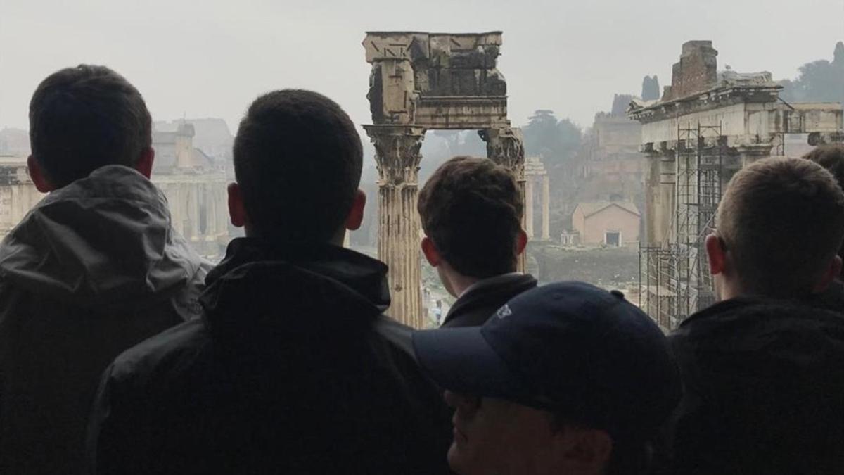 Turistas en una de las terrazas del Coliseo romano.