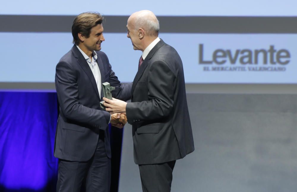 David Ferrer recibe el premio de manos de Juan Antonio López de Zuazo