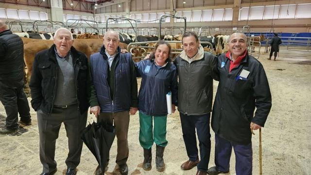 De esquerda a dereita Camilo Alarcón, Eligio González e José Casado, coa veterinaria Mari Carmen Sotelo e o tratante José Manuel Sartal.
