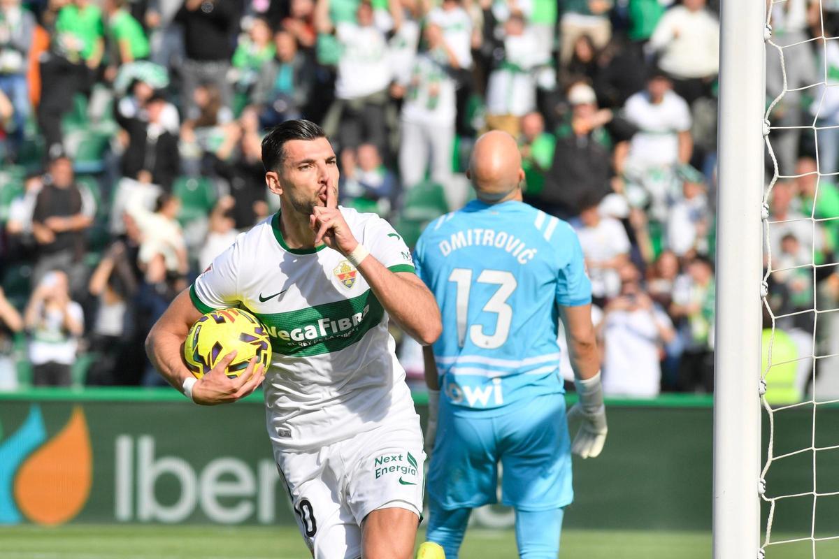 Rafa Mir celebra el 2-2... ¿con un gesto hacia El Hilali?