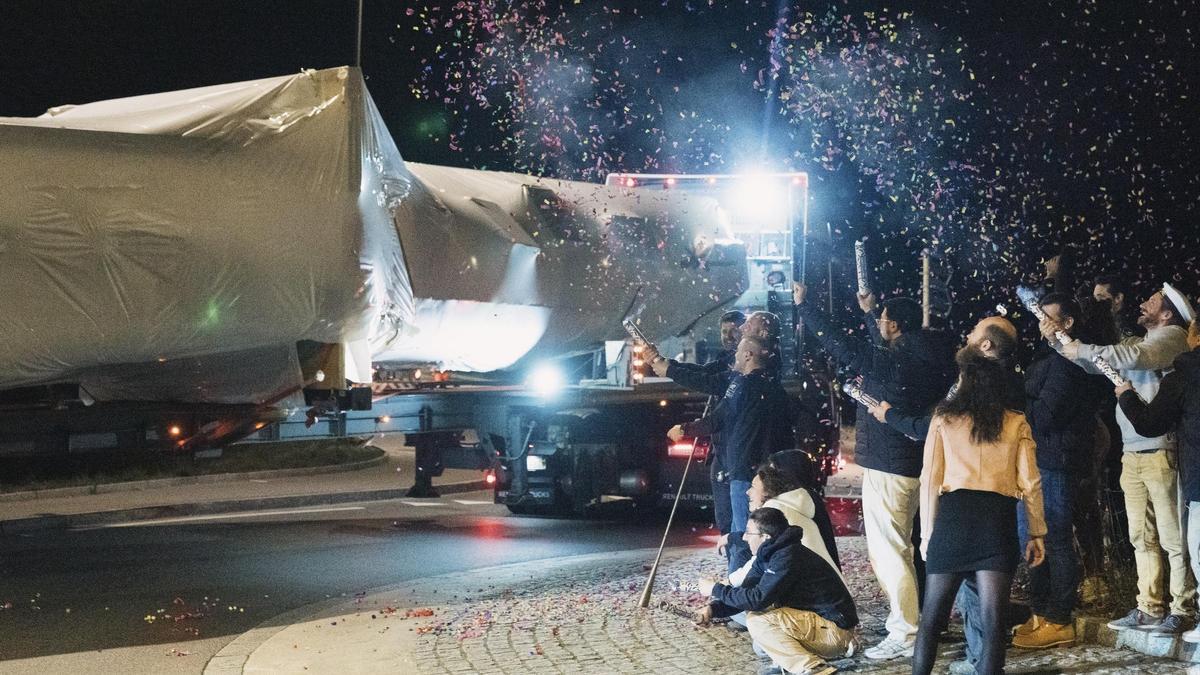 Miembros del equipo suizo Alinghi Red Bull Racing, celebrando el final de la construcción de su AC75, en Ecublens (Suiza).