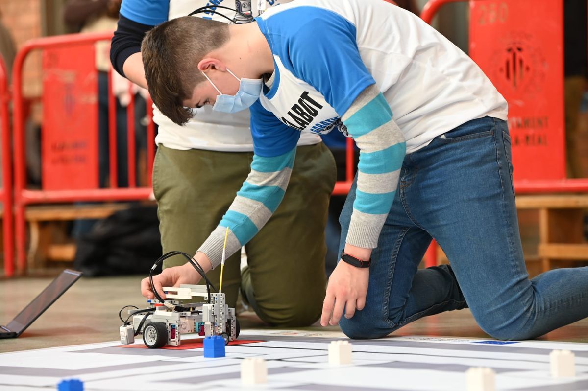 Los jóvenes participantes en el certamen de Vila-real se han implicado al máximo para limar todos los detalles de sus creaciones robóticas.