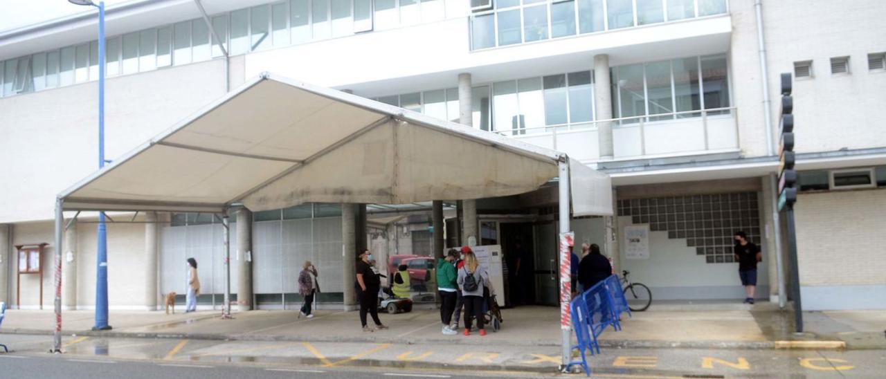 Fachada del centro de salud de Cambados. |   // NOÉ PARGA