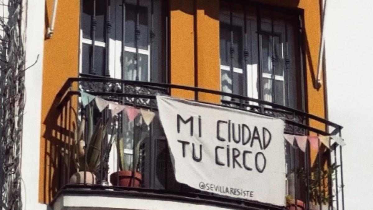 Fotografía de una de las balconeras que se pueden ver en las calles de Sevilla hechas por la plataforma Sevilla Resiste.