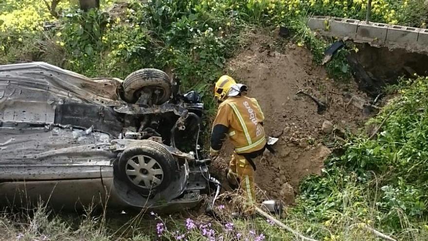 Aparatoso accidente tras salirse de la vía un coche y volcar en La Vila