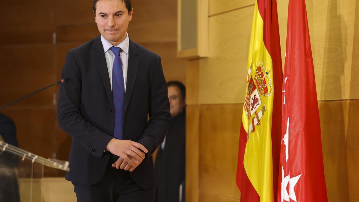 Juan Lobato tras su reunión con Isabel Díaz Ayuso en la sede del gobierno regional.