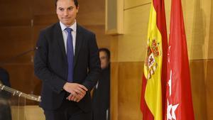 Juan Lobato tras su reunión con Isabel Díaz Ayuso en la sede del gobierno regional.