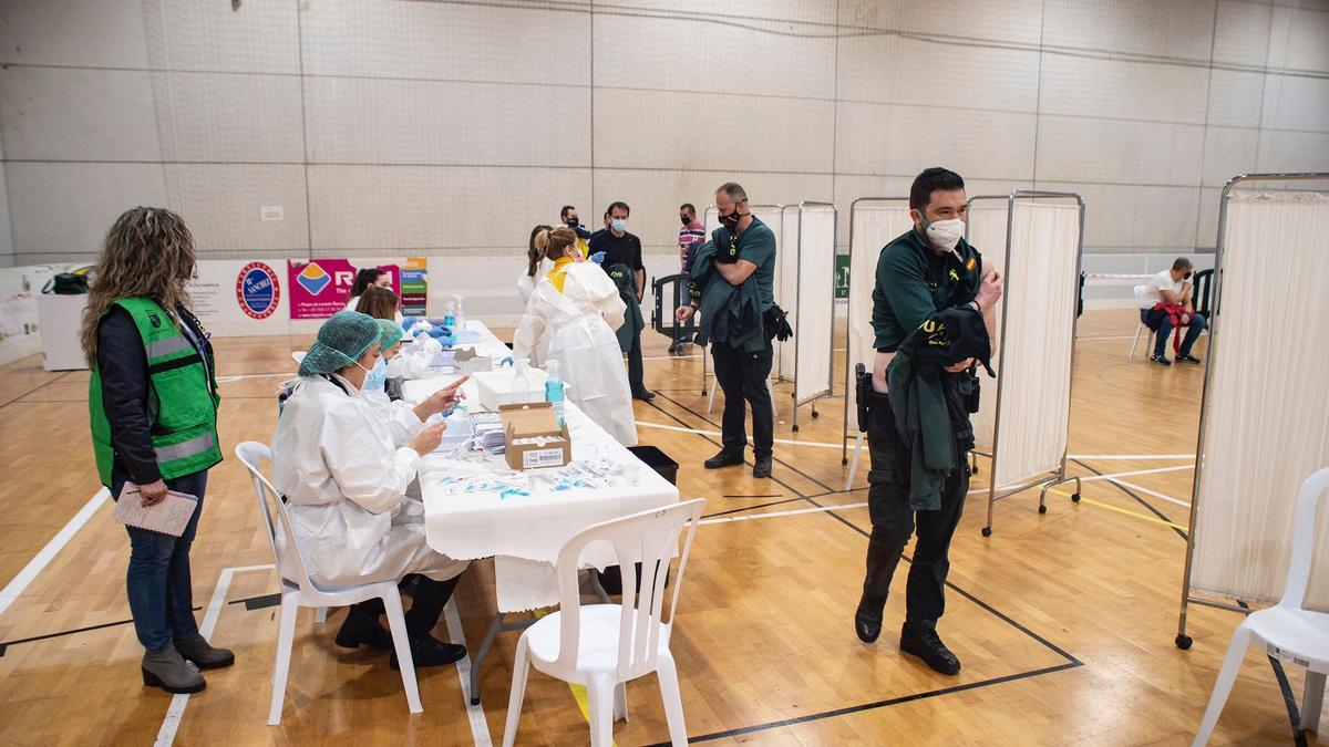 Agentes son vacunados en Cabezo Beaza este martes por la mañana.