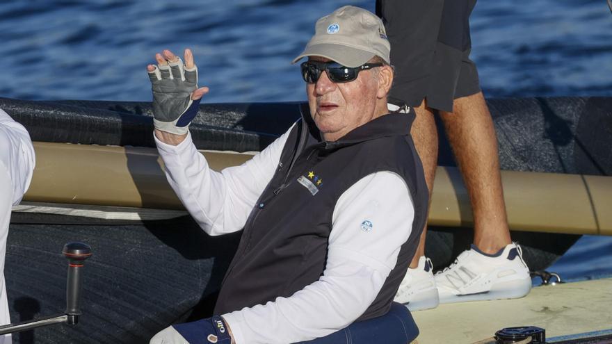 El Rey Juan Carlos navega en Sanxenxo.