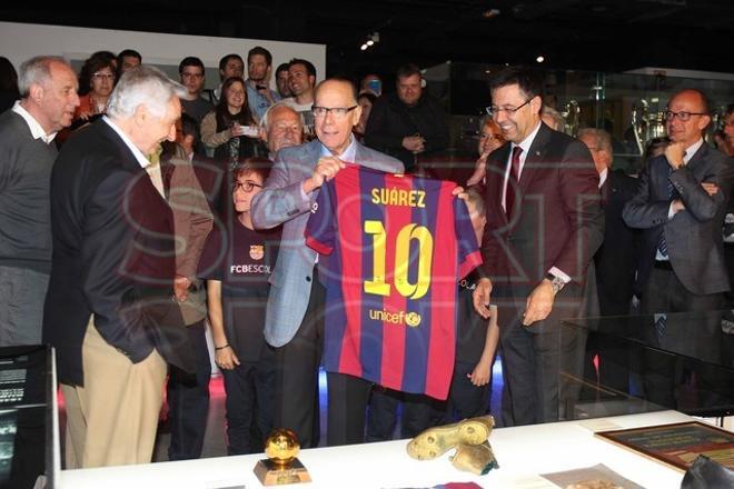 Luis Suárez hace entrega de su Balón de Oro al Museo del FC Barcelona