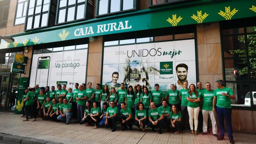Foto de familia de los empleados de Caja Rural de Zamora, enfundados en sus camisetas solidarias