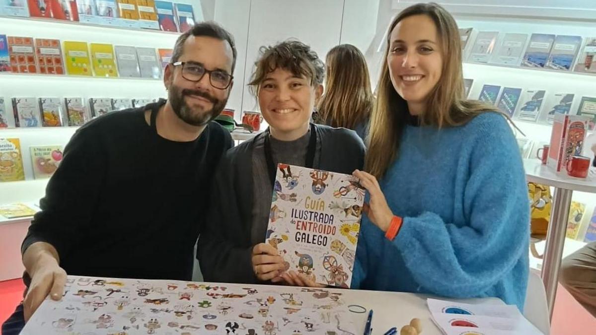 Xabier Domínguez, Alba de Evan e Iria Prol cun exemplar da guía.